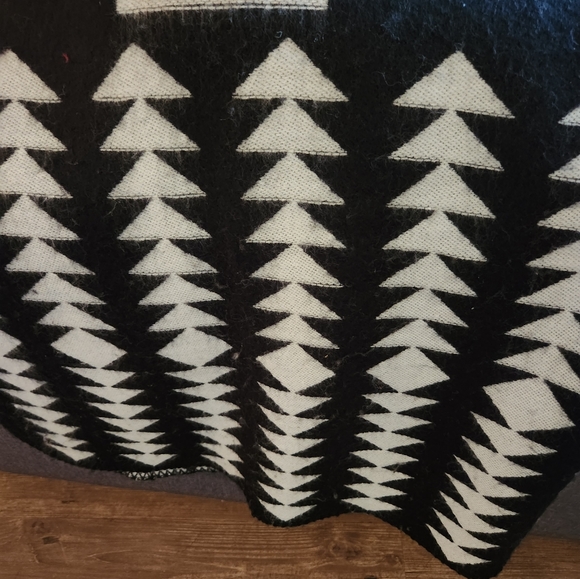 OLD NAVY BLACK / WHITE REVERSIBLE CROSS / TRIANGLE PONCHO - Picture 5 of 6